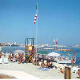 ...si accalcavano allestendo gazebo, tende e cucine da campeggio non solo sull�arenile ma anche sul pietrisco adiacente